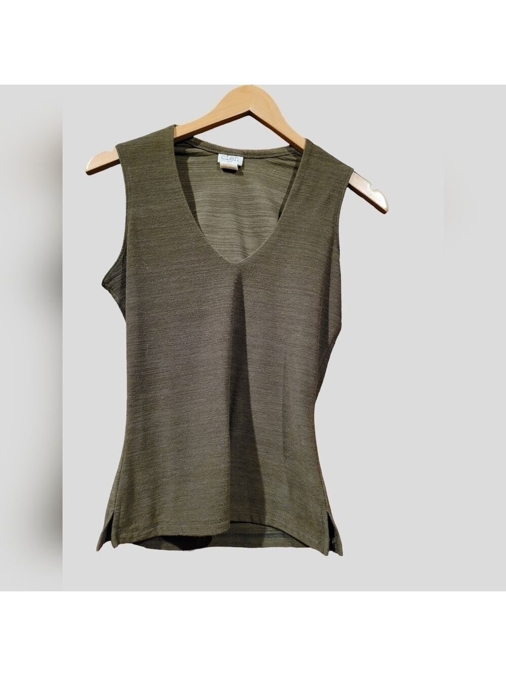 ❣️3 for $25❣️Cien sleeveless V top